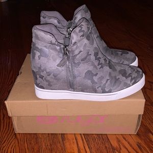 gray camo wedge shoes